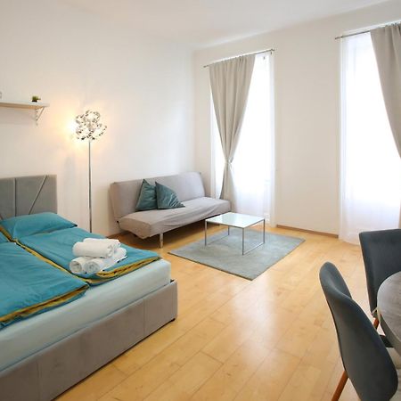 Downtown Bliss Modern Retreat With Free Parking And Fast Internet 600 Mbits Apartment Виена Екстериор снимка
