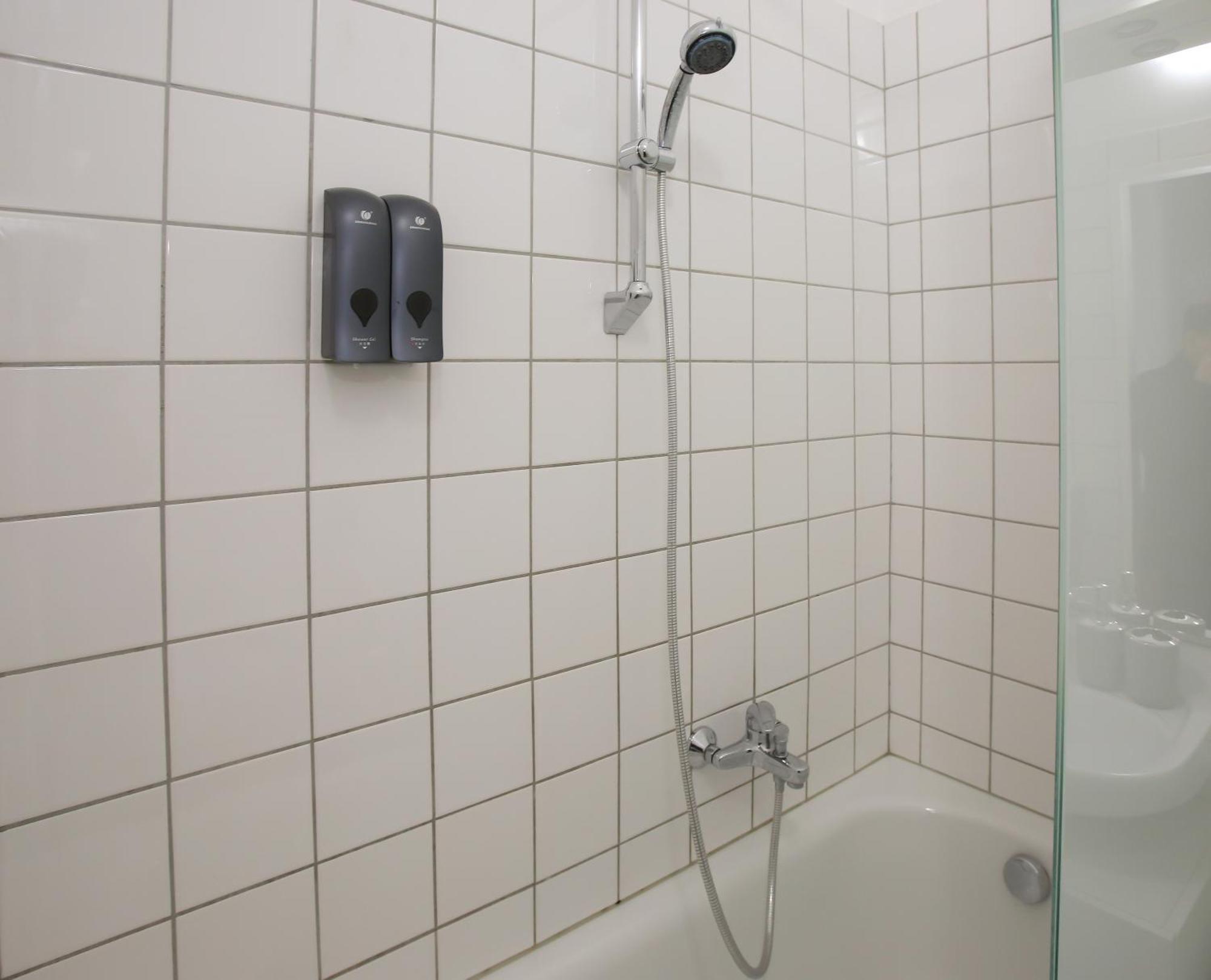 Downtown Bliss Modern Retreat With Free Parking And Fast Internet 600 Mbits Apartment Виена Екстериор снимка