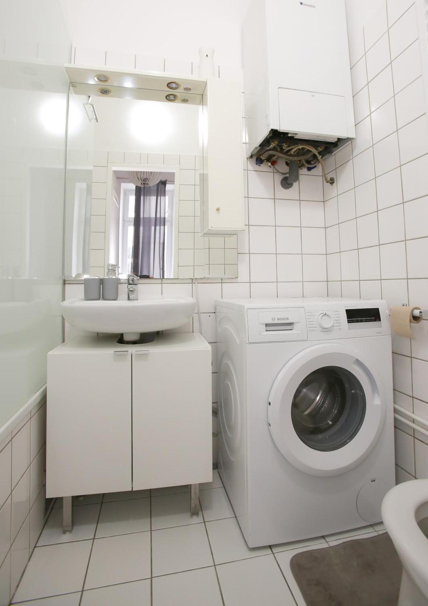 Downtown Bliss Modern Retreat With Free Parking And Fast Internet 600 Mbits Apartment Виена Екстериор снимка